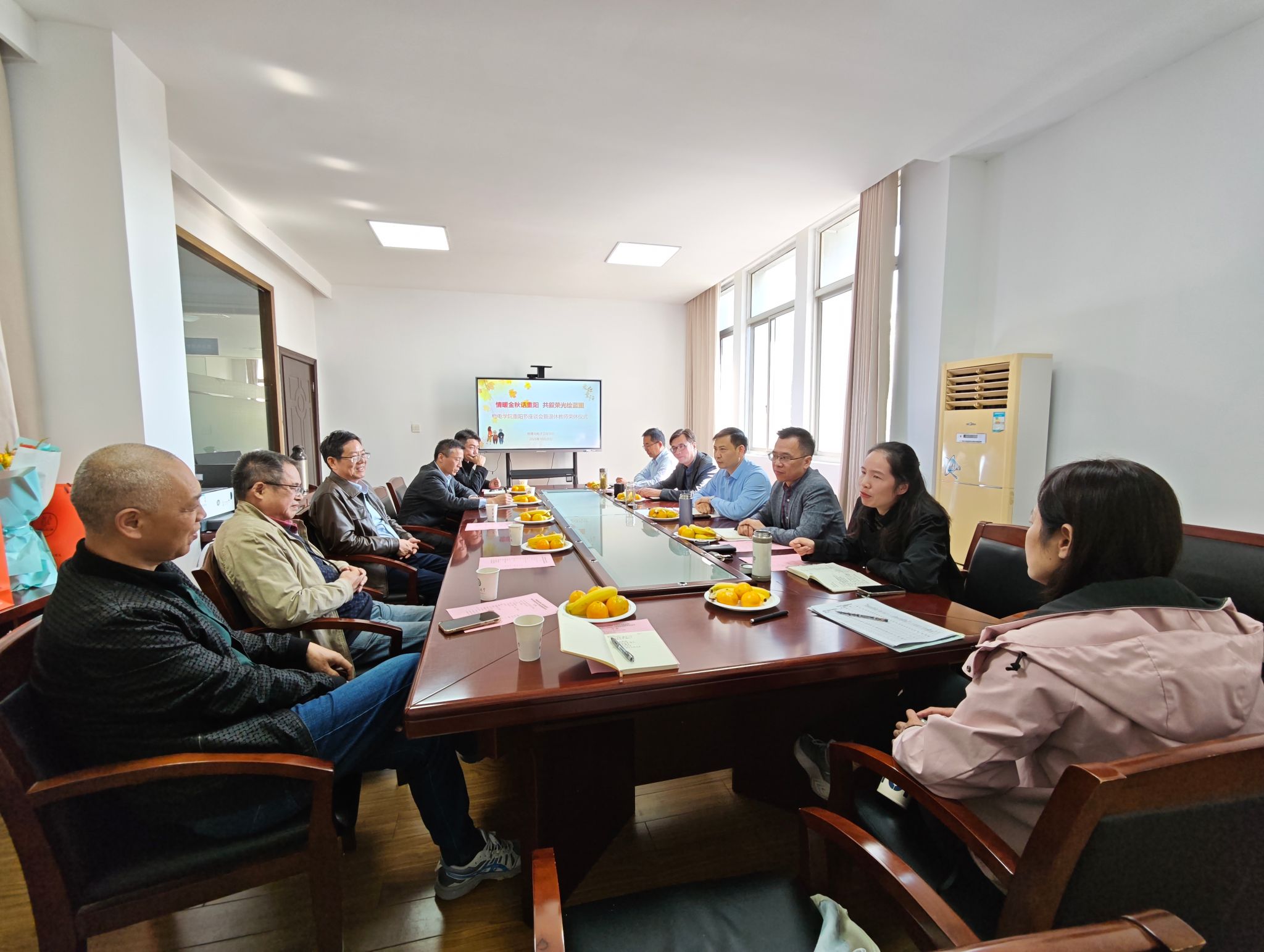 成人网址
举办重阳节座谈会暨退休教师荣休仪式